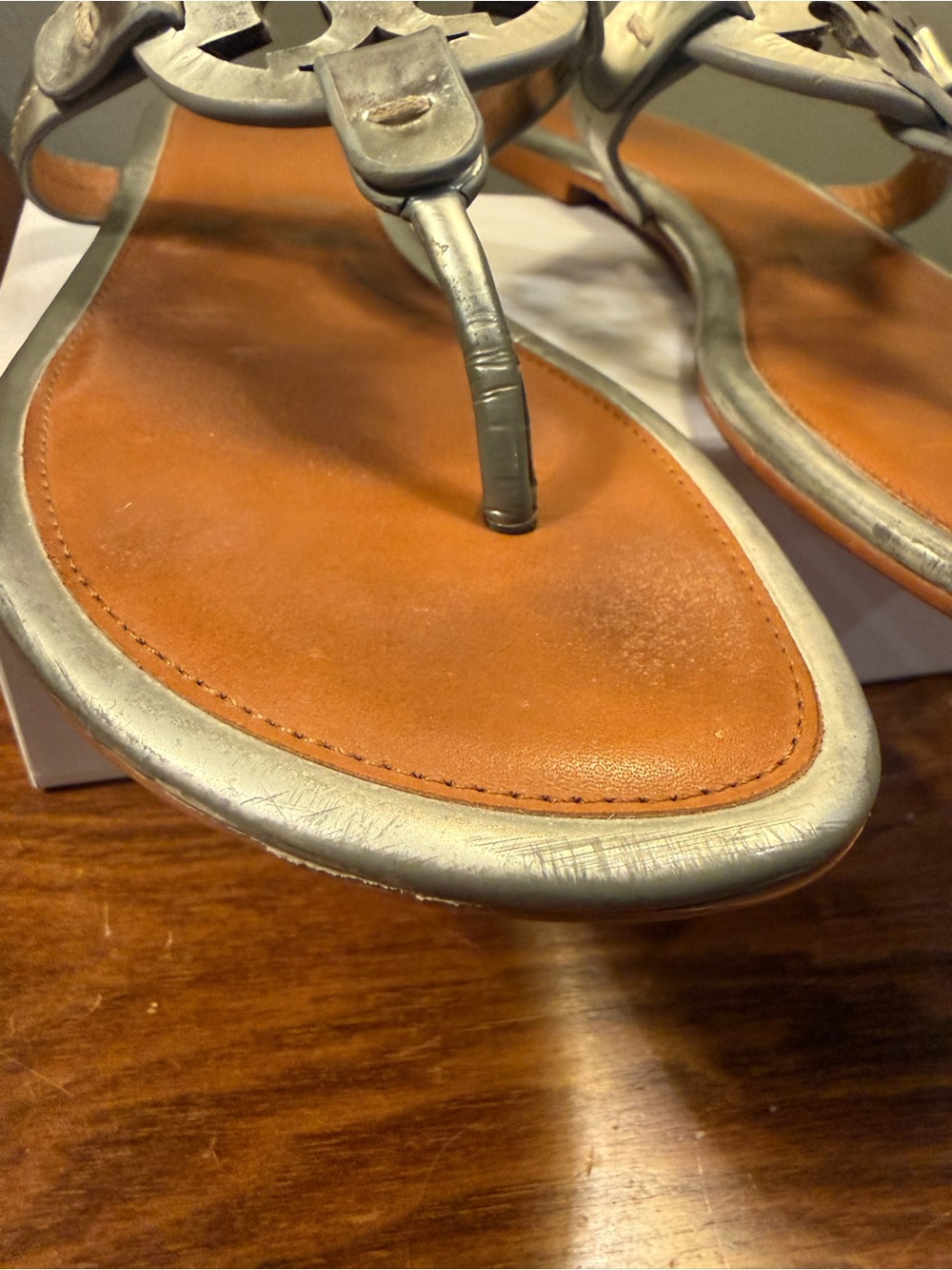 Tory Burch Miller Silver/Tan Leather Logo Thong Sandals Size 8.5 - Picture 4 of 10